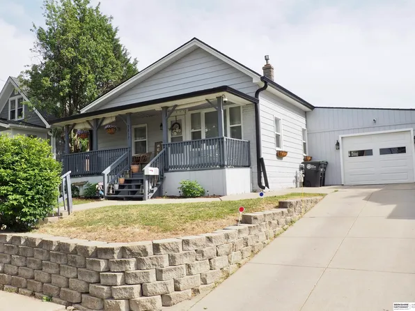 3817 R St, Omaha, NE 68107