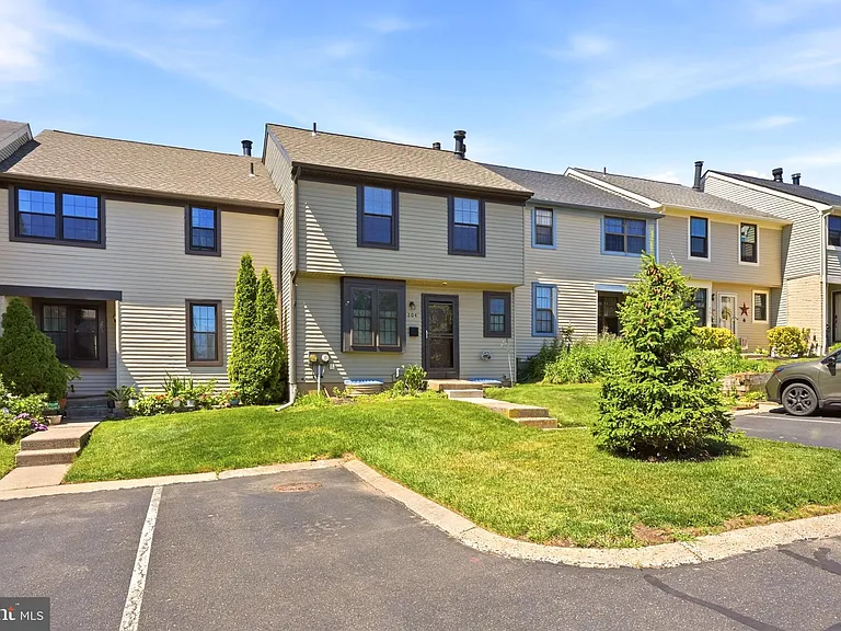 204 Livingston Ct — Photo 37