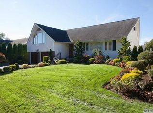 29 Peppermill Rd, Roslyn, NY 11576