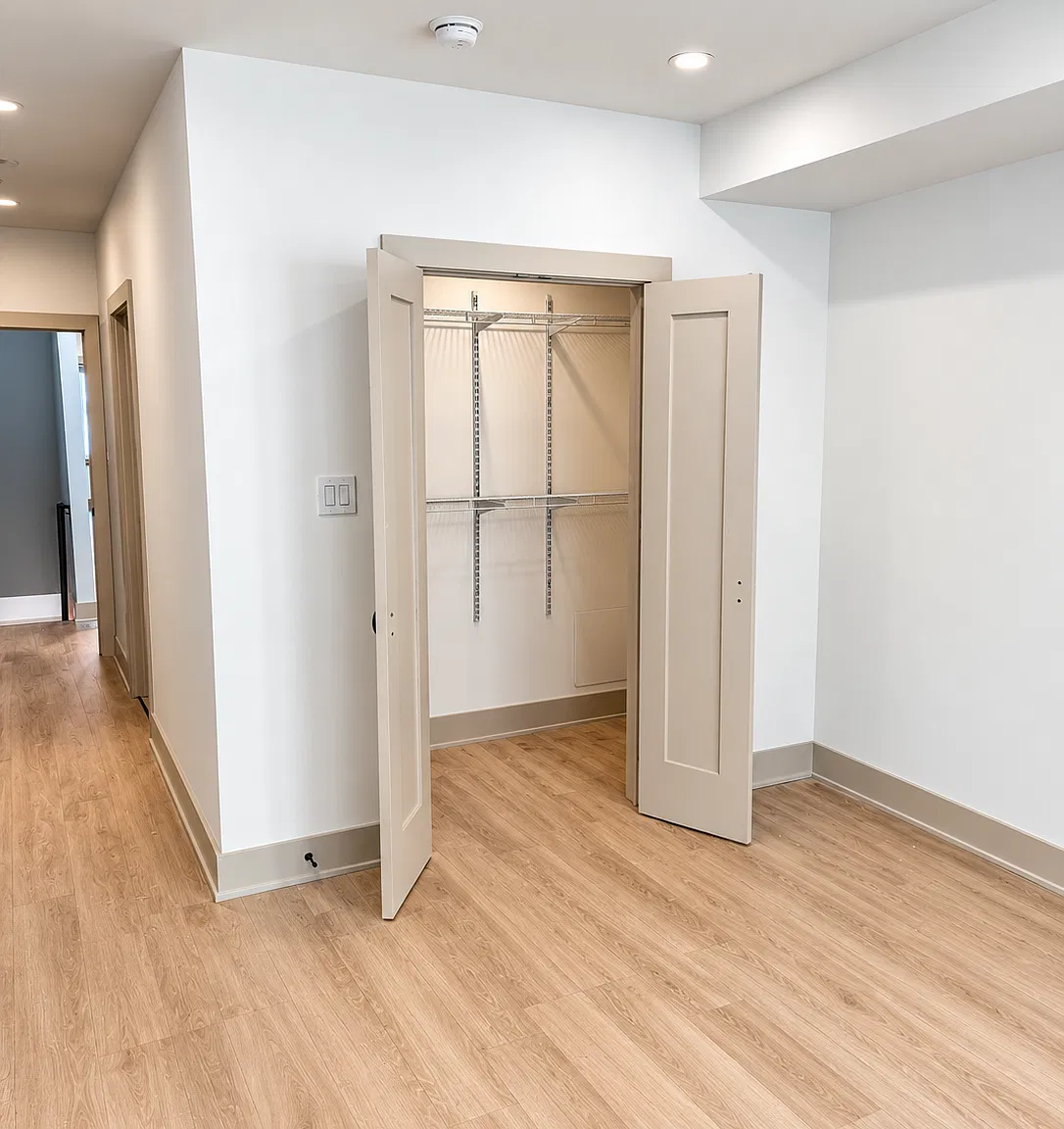 6 bed, 2000 sqft, $3,300 — Photo 1