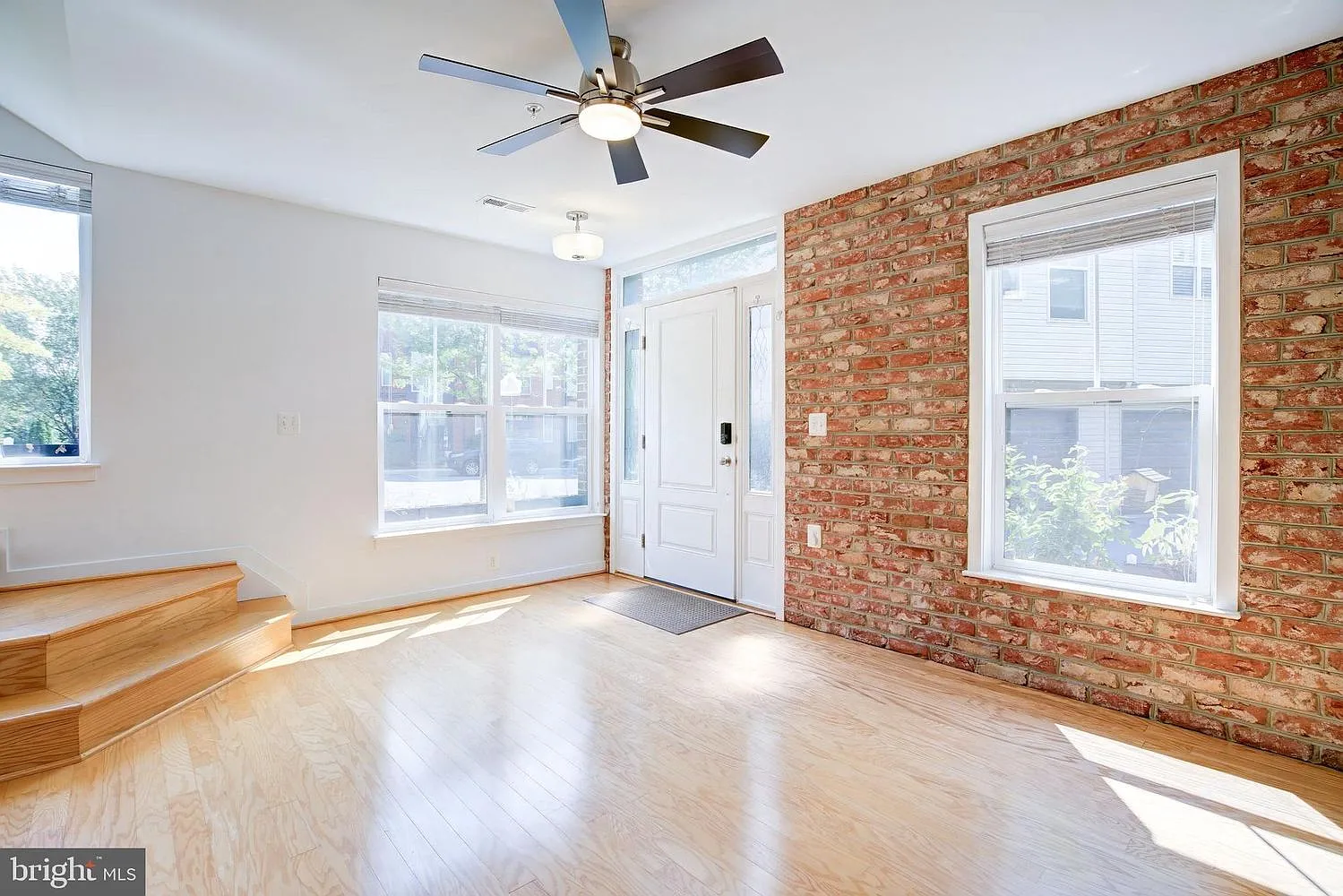 3 bed, 2016 sqft, $2,845 — Photo 3