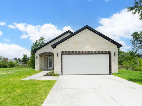 423 Manor Ave, Arcola, TX 77583