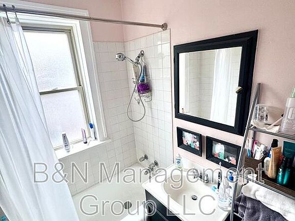 3rd image of 1719 W Ainslie St #1