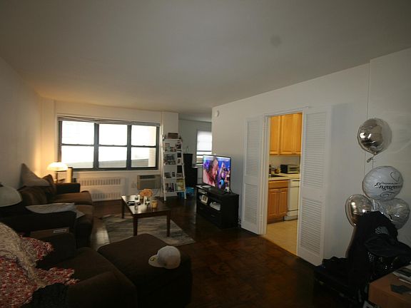 2nd image of 850 E Broadway #6Z