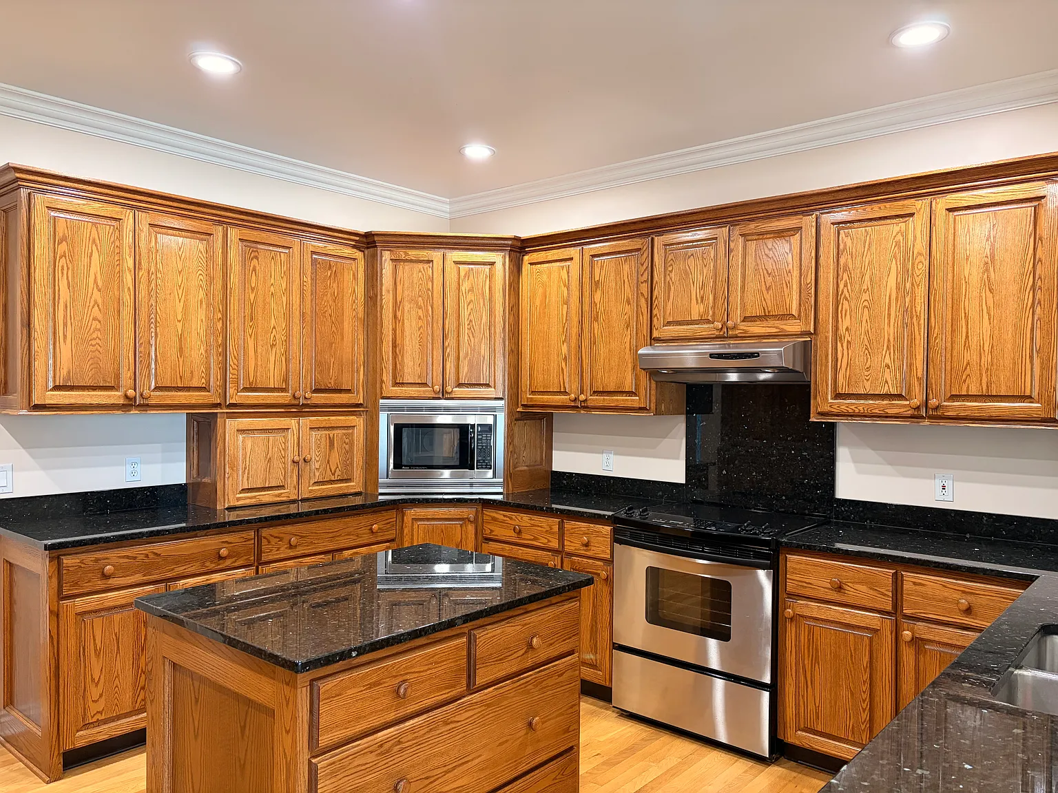 3 bed, 2.5 bath, 3824 sqft, $3,300 — Photo 4