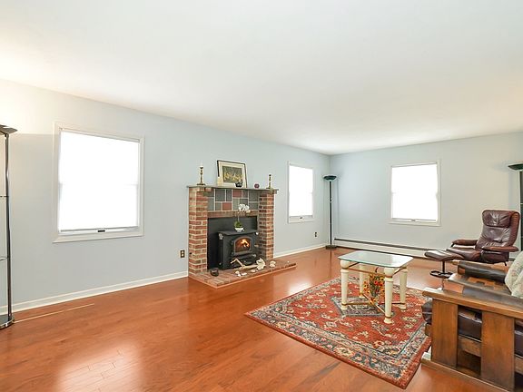 3rd image of 8 Mapleshade Ln