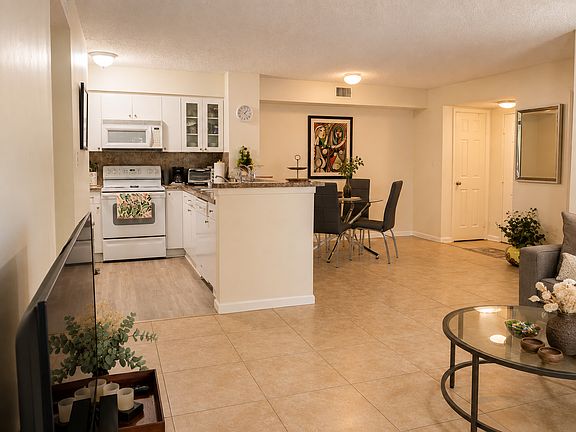 5th image of 560 S Park Rd APT 7-14