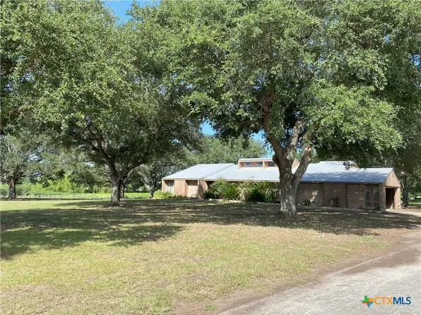 2082 Fm 318, Hallettsville, TX 77964