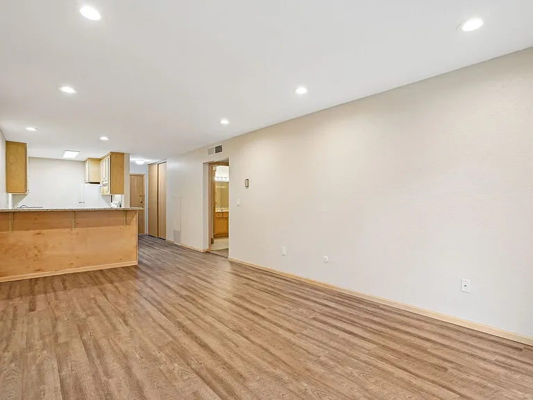 Larpenteur Estates Apartments — Photo 14