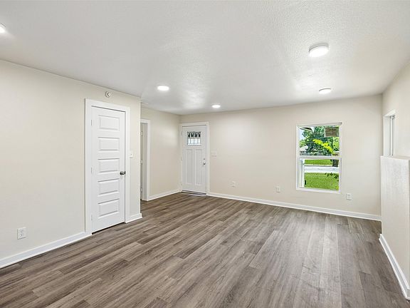 5th image of 1265 E Maddox Ave