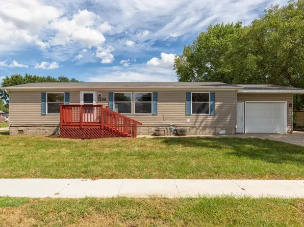 1205 Wren Rd, Waterloo, IA 50701