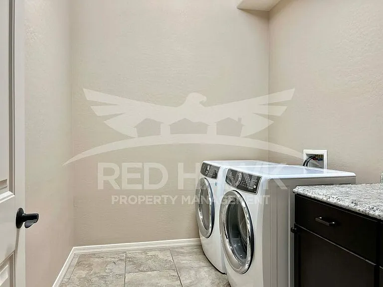 1748 N Makalu Cir — Photo 14