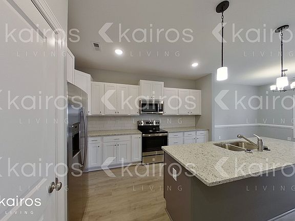 4th image of 3717 Oak Leaf Way #D