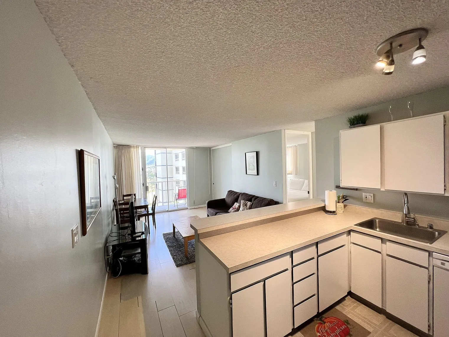 1 bed, 1.0 bath, 592 sqft, $3,284 — Photo 3