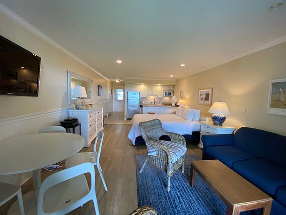 4th image of 727 Old Montauk Hwy #213