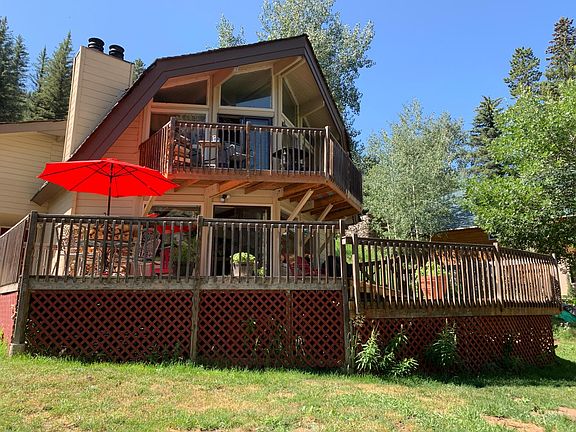 Charming Lower Cabin with Large Dec