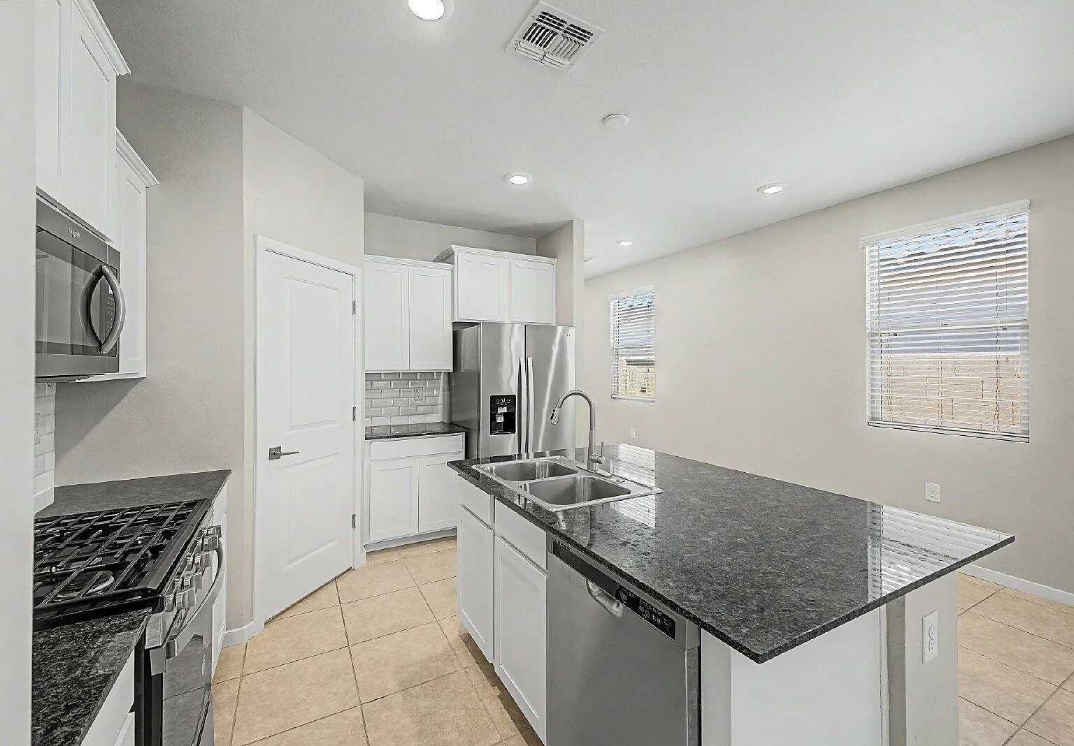 3 bed, 2.0 bath, 1465 sqft, $1,950 — Photo 4