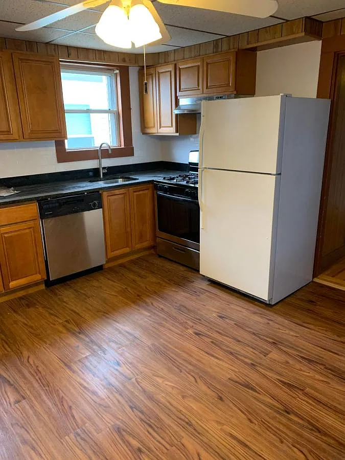 4 bed, 9999 sqft, $4,600 — Photo 2