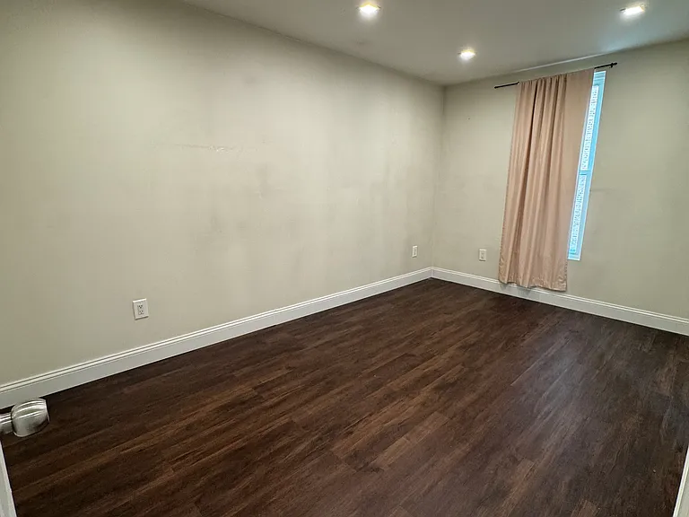 75 Dahlgren Pl — Photo 2