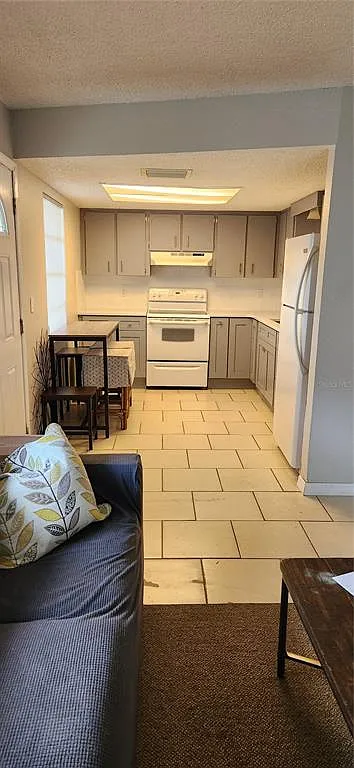 2 bed, 1.0 bath, 750 sqft, $1,300 — Photo 3