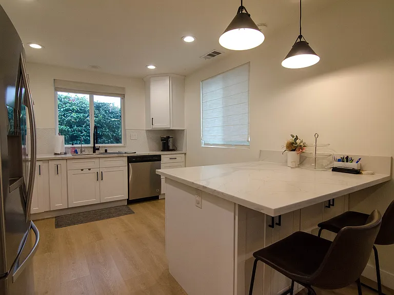 1236 N Evergreen Ave — Photo 6