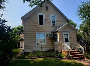 614 S 1st St, Aberdeen, SD 57401