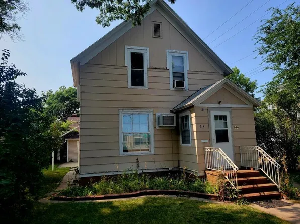 614 S 1st St, Aberdeen, SD 57401