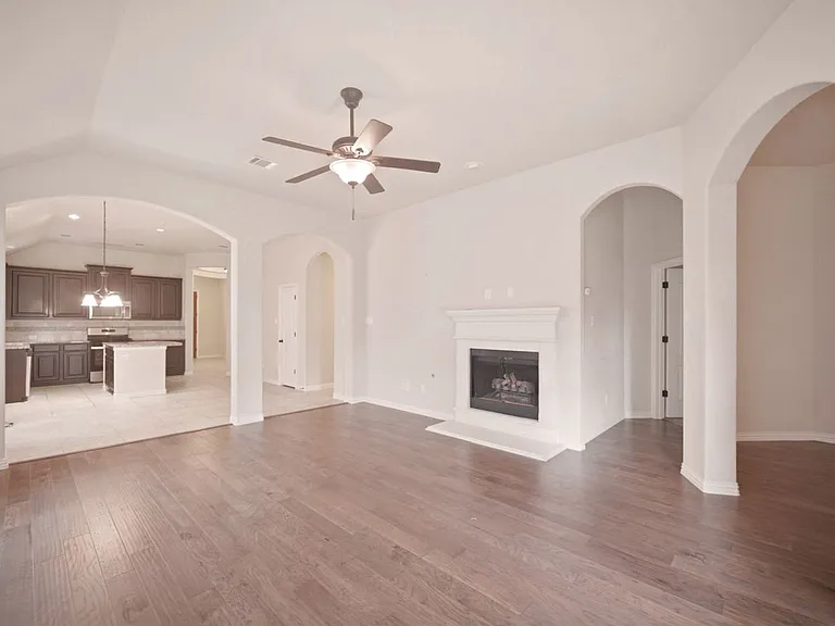 2306 Lucerne Dr — Photo 2