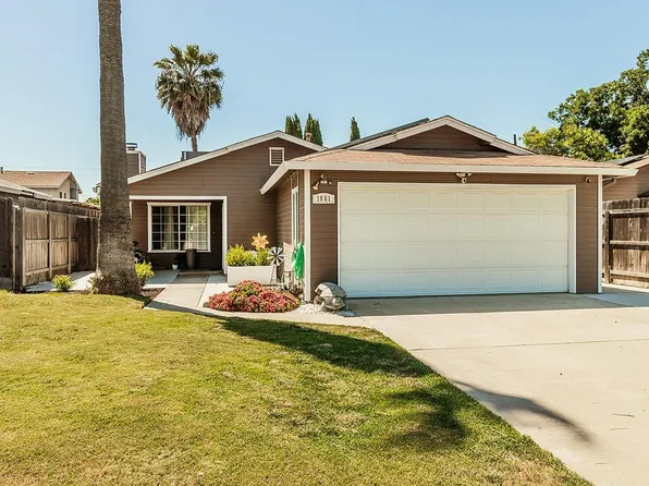 1061 11th Ave, Kingsburg, CA 93631