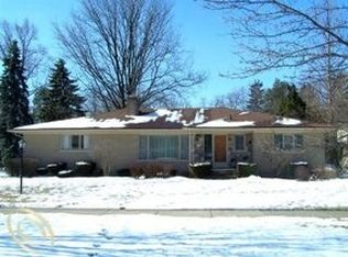 28255 Sunset Blvd W, Lathrup Village, MI 48076