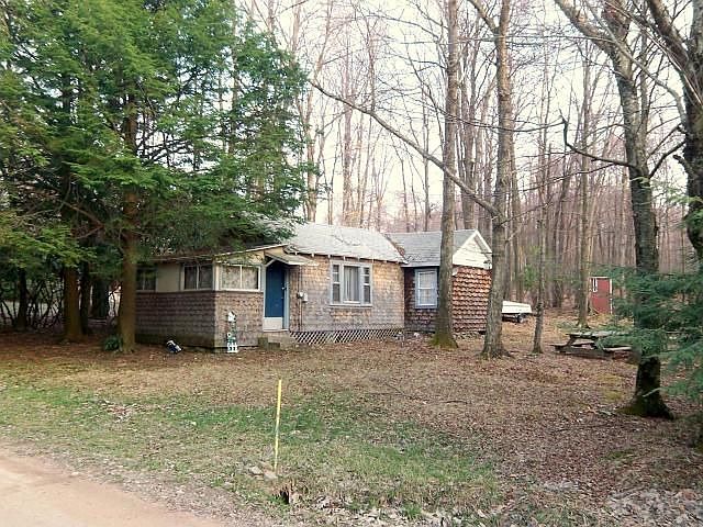 Cabin Adjoins PA State Game Lands in Pike County