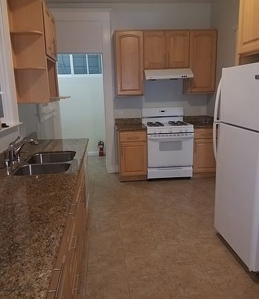 2nd image of 941 Jones St
