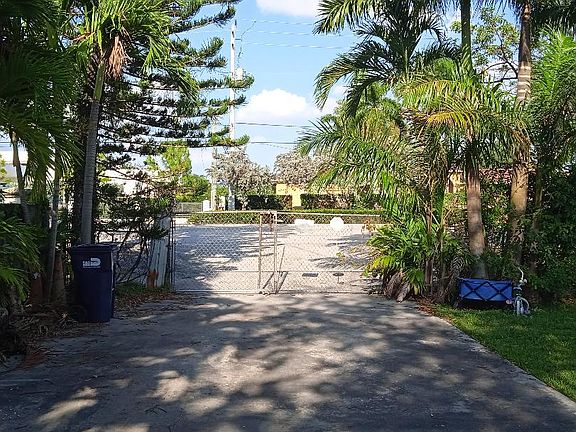 2nd image of 330 NW 127th Ave