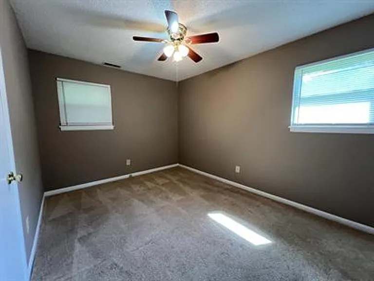 504 Holly Ct — Photo 10