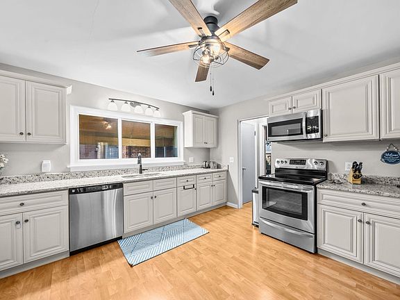 4th image of 104 E Grove St