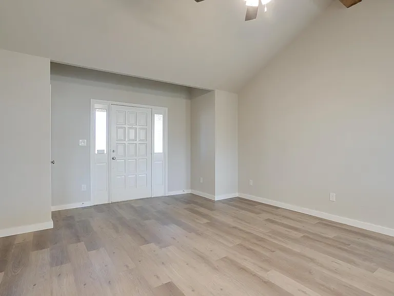 305 Bentley Dr — Photo 5