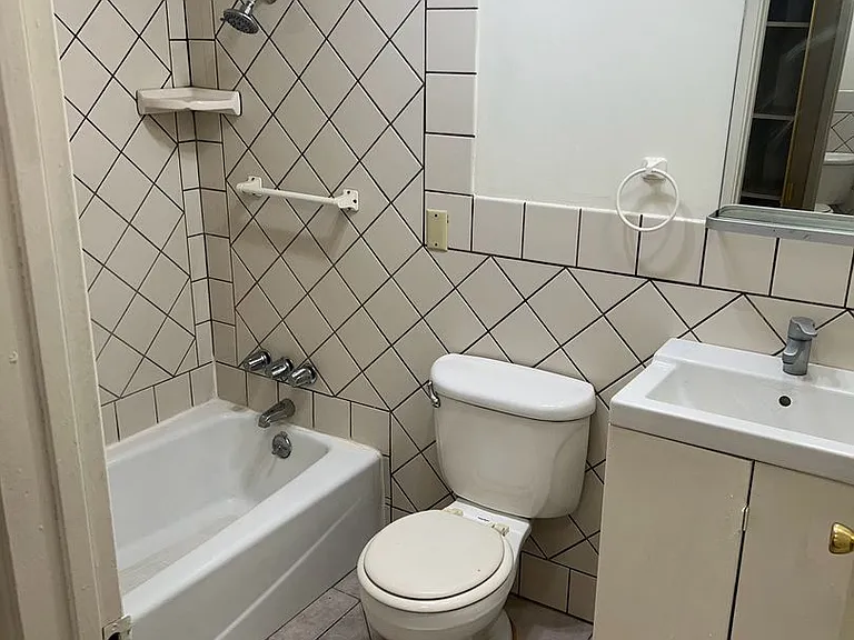 225 W 6th St #214 — Photo 3