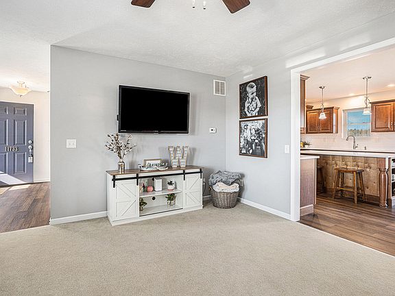 4th image of 11733 Ambling Ave