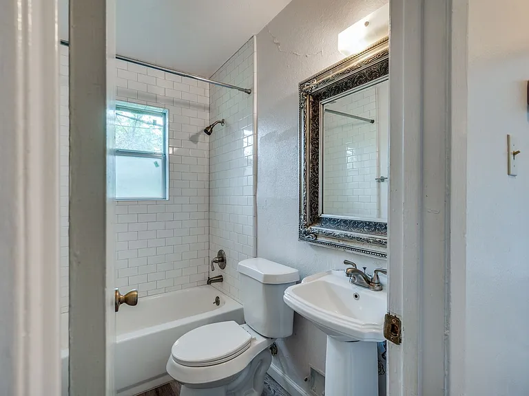 808 E 5th St — Photo 5