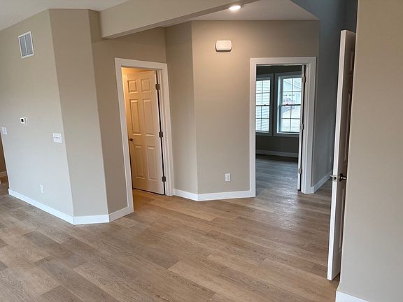 4th image of 1411 Warwick Dr