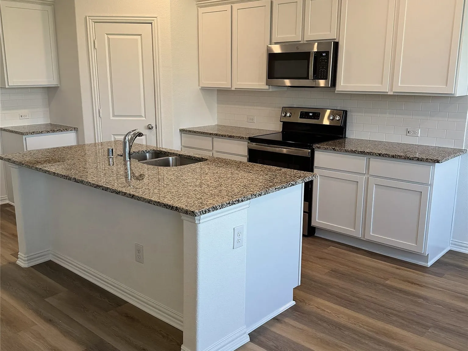 4 bed, 2.0 bath, 1832 sqft, $2,100 — Photo 4