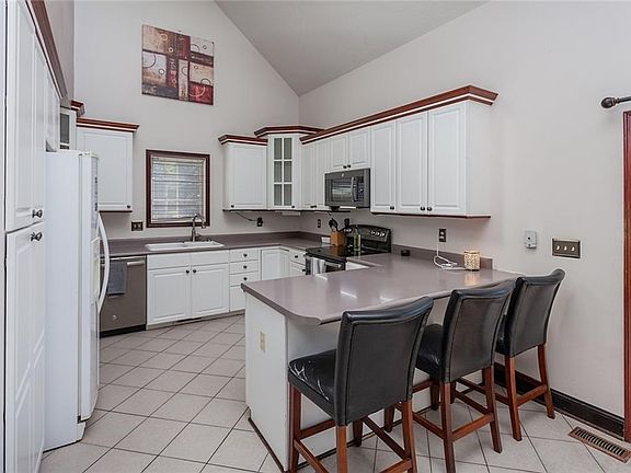 2nd image of 9125 NW Lakeridge Ln