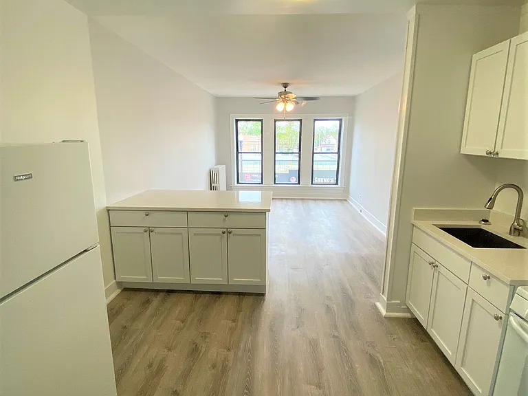 6714 N Northwest Hwy #206 — Photo 2
