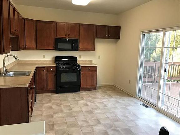 4th image of 12 Hillside Ct N