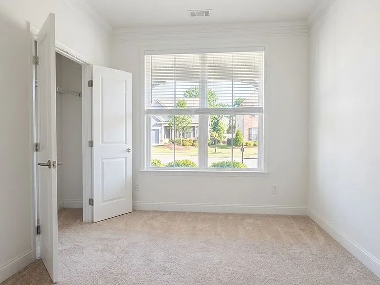 384 Yardley Ln — Photo 18