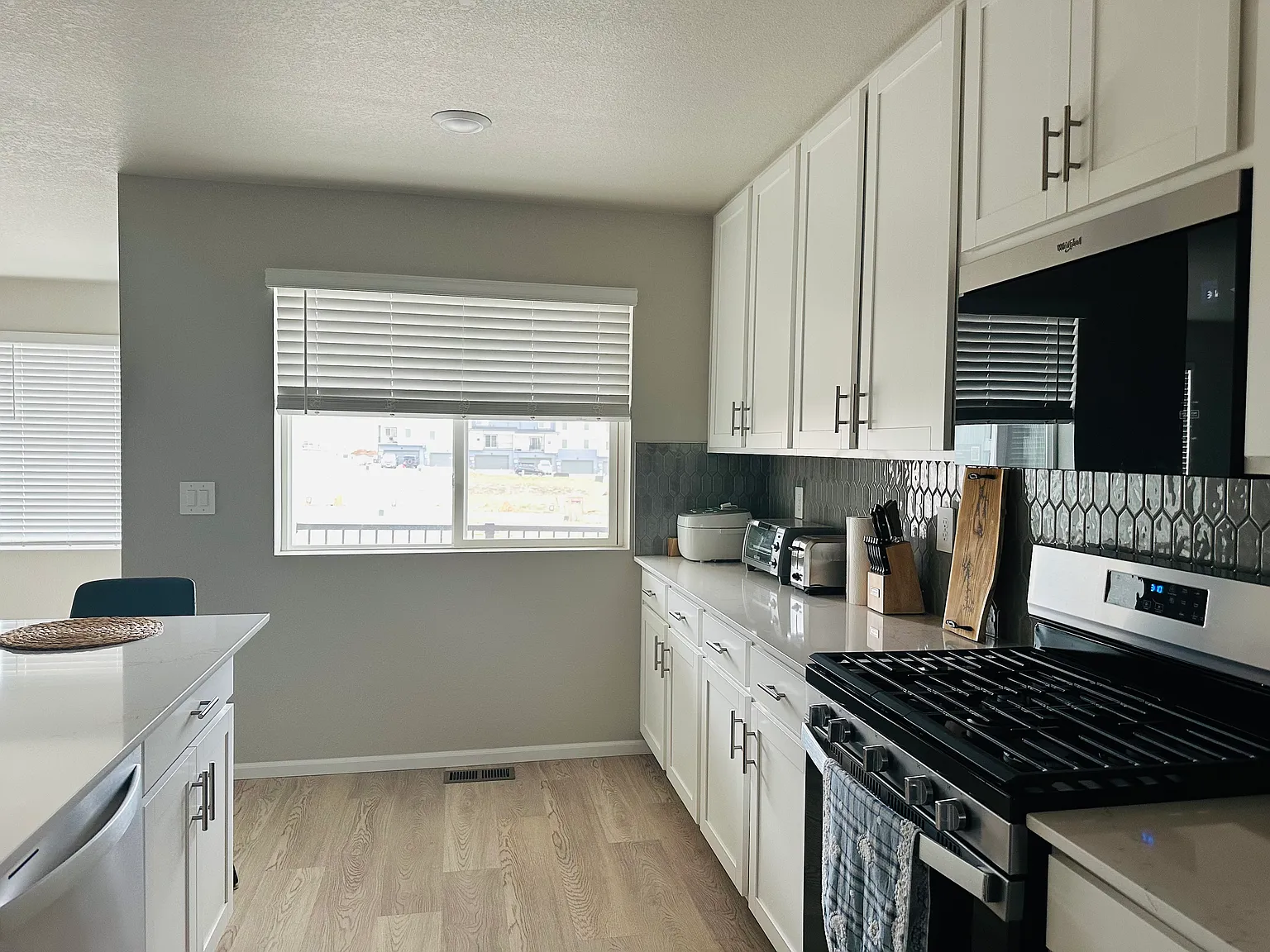 4 bed, 2280 sqft, $3,850 — Photo 3