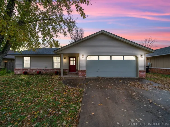 9444 E Birchwood Dr, Claremore, OK 74019