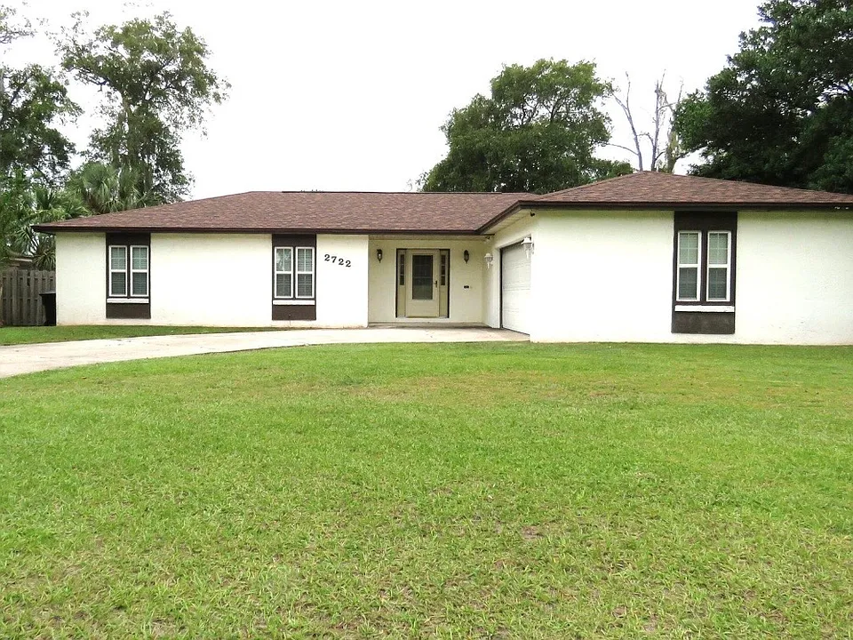 2722 Oakdale Dr