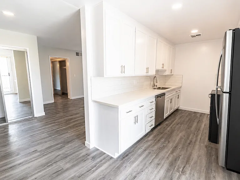 1635 North Martel Avenue — Photo 65