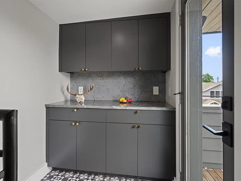 1175 San Bernard St — Photo 21